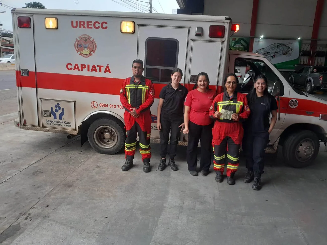 Voluntarios de la U.R.E.C.C. Capiatá junto a la ambulancia